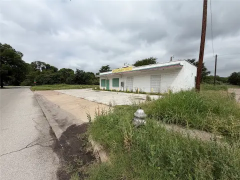 Corner Lot Convenience Store Building