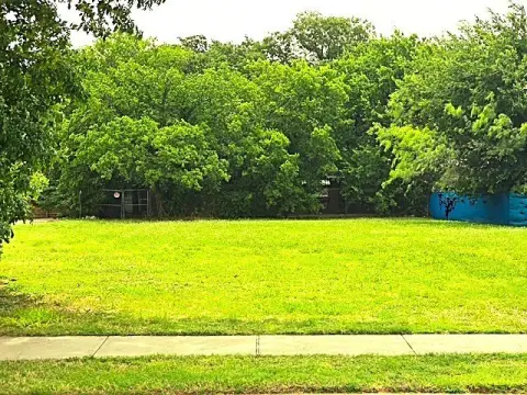 Industrial Lot with Greenhouse Structure