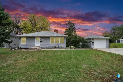 Triplex with Studio Apartment