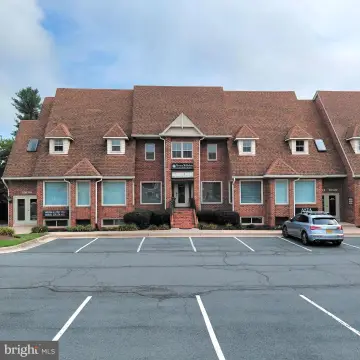 End-Unit Office Condominium with Rotunda