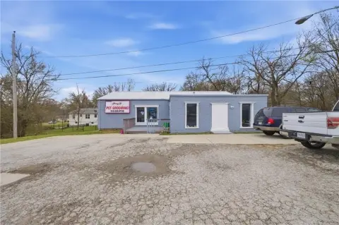 Versatile Commercial Property in Lee's Summit