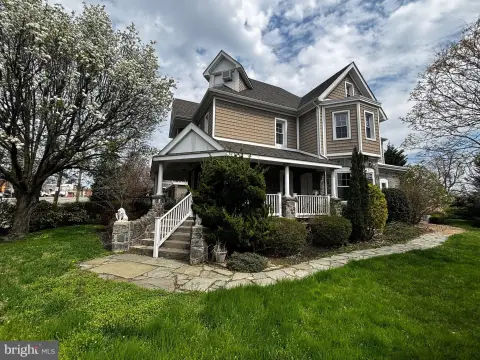 Renovated Victorian Duplex with Income