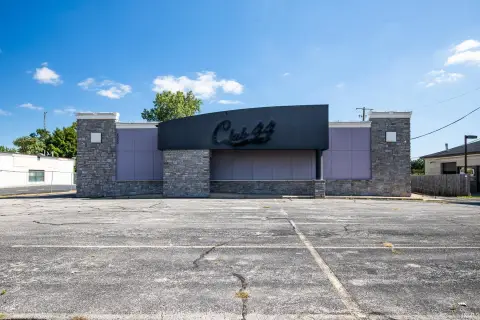 Retail Building with Lounge