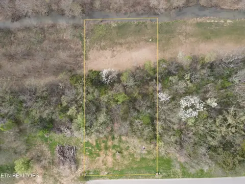 Spacious Lot in Halls