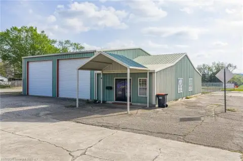 Mulberry Commercial Building with Yard