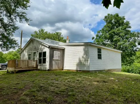 Kentucky Farmhouse on Wooded Acreage