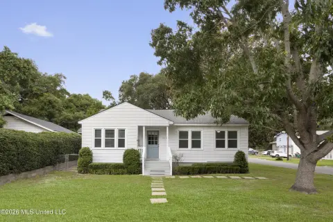 Residential Income Duplex with Suite