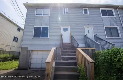 Semi-Attached Townhouse with Garage