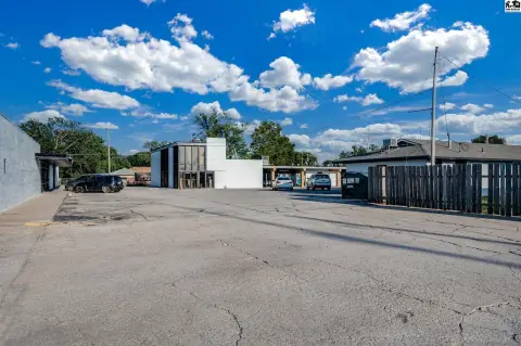 High-Traffic Commercial Suites Available