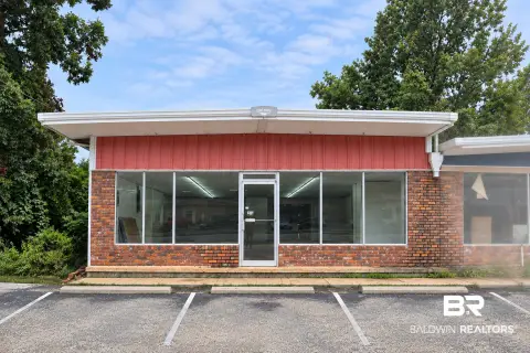 Open-Plan Storefront Space