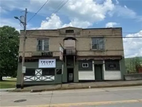 Riverfront Tavern with Dockage