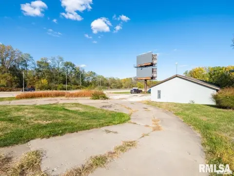 Mixed-Use Property with Multi-Bay Building