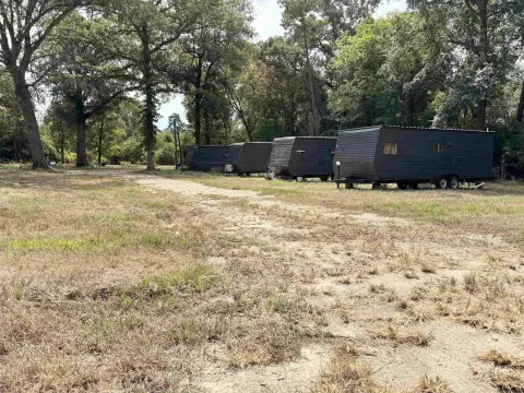 RV Park with 5 Conveying RVs
