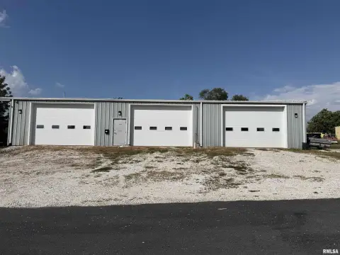Flex Suite With Overhead Door