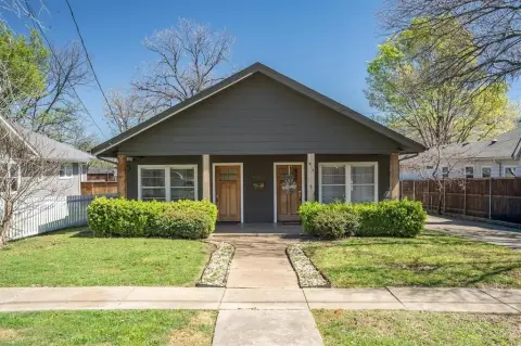 Renovated Craftsman Duplex Near Bishop Arts