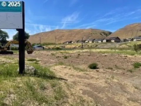 Land in Wishram, Washington