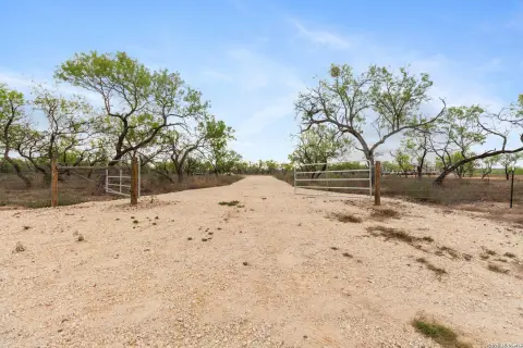 Residential Land in Floresville, TX