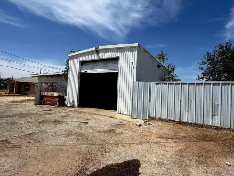Flex Space with Auxiliary Buildings