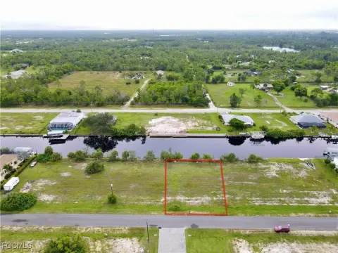 Waterfront Lot in Cape Coral