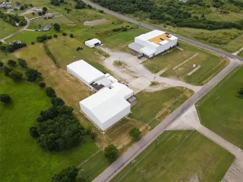 Versatile Warehouse Complex in Southmayd, TX