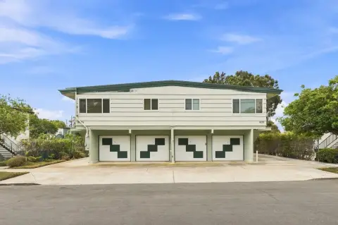 Six-Unit Mid-Century Apartment Building