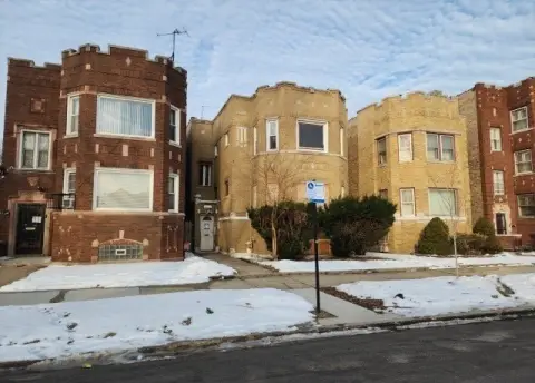 Chicago Two-Flat with Spacious Rooms