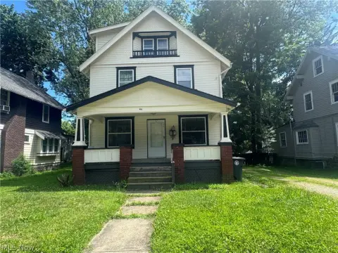 Triplex With Garage and Public Utilities