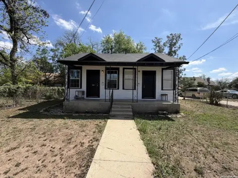 Charming Duplex Near Downtown San Antonio