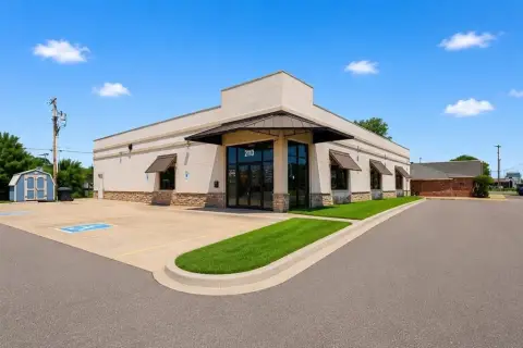 Single-Story Restaurant With Entertainment Suites