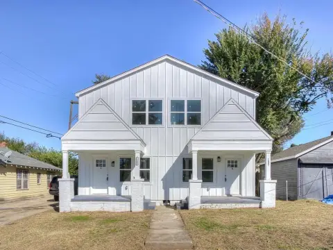 Remodeled Duplex Near Plaza District
