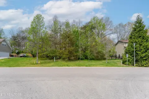 Level Lot in Oak Ridge