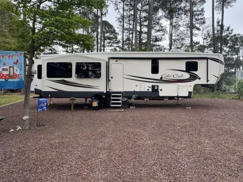 Residential Lot with Fifth Wheel