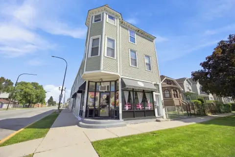 4-Unit Mixed-Use Building