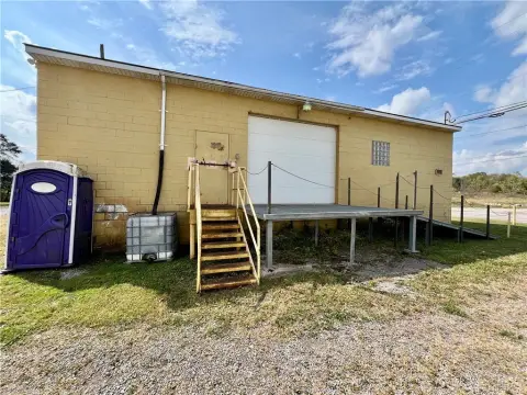 Versatile Dock-Height Building For Lease