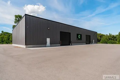 Flex Space with High-Clearance Warehouse
