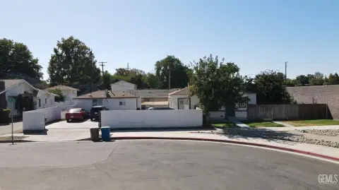 Upgraded Duplex with Covered Parking