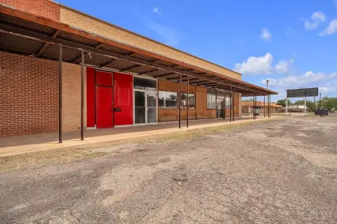 Spacious Commercial Building in Big Spring