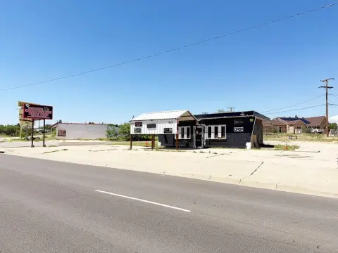 Commercial Property on High-Traffic Roadway