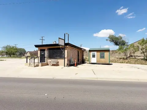 Versatile Commercial Building on Highway
