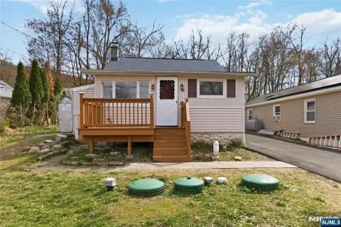 Charming Ranch with Lake Views