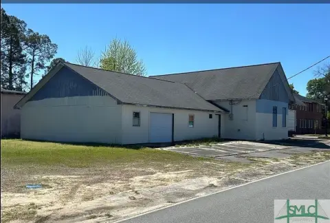 Versatile Commercial Building in Glennville