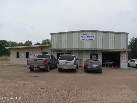 Commercial Building on Highway 82