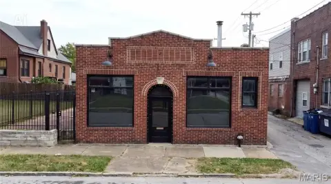 Storefront with Expansion Land