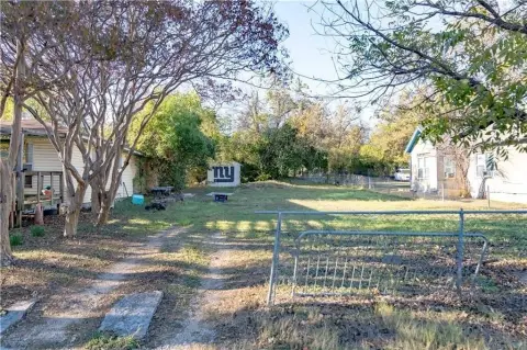 Residential Land Near Waco Landmarks