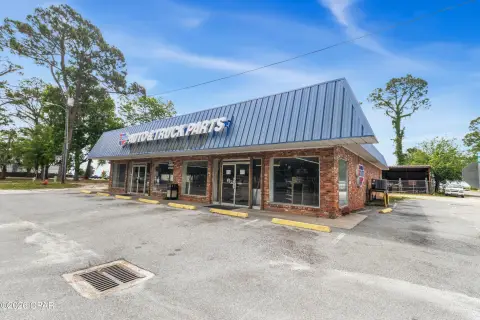 High-Visibility Free-Standing Retail Building