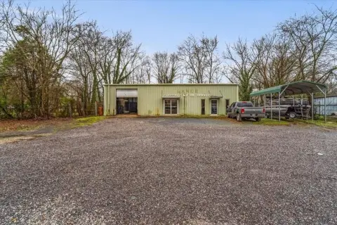 Versatile Commercial Building in Dalton