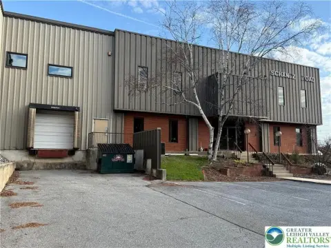Industrial Building with Flex Space