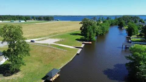 Waterfront Land in Quiet Cul-de-Sac