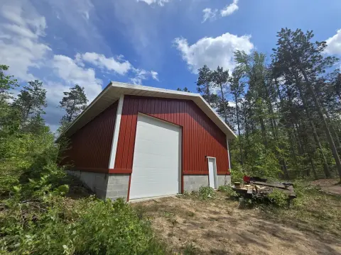 Mio Land with Pole Building