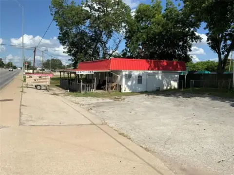 Comanche Retail Building For Sale